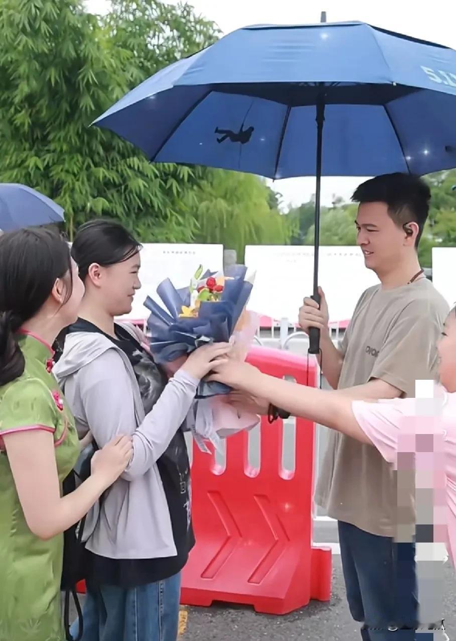 湖南电视台魏哲浩的妻子yoyo从苗条淑女变成了中年妈妈。她婚前可是湖南电视台文
