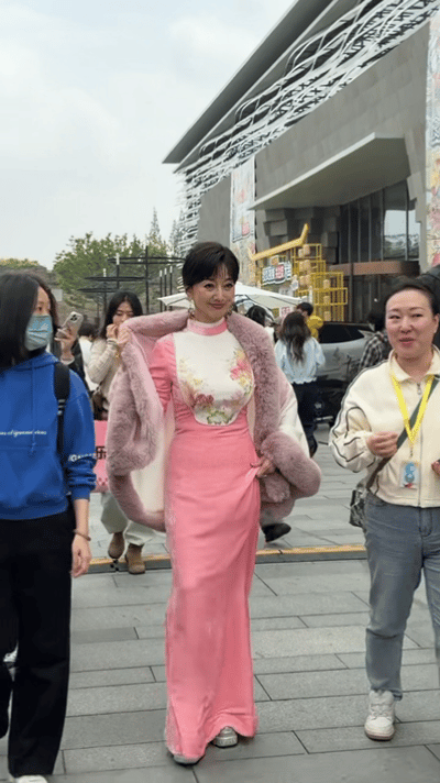 赵雅芝72岁体态赵雅芝最新路透状态最新路透直击！72岁赵雅芝体态挺拔优雅，状态