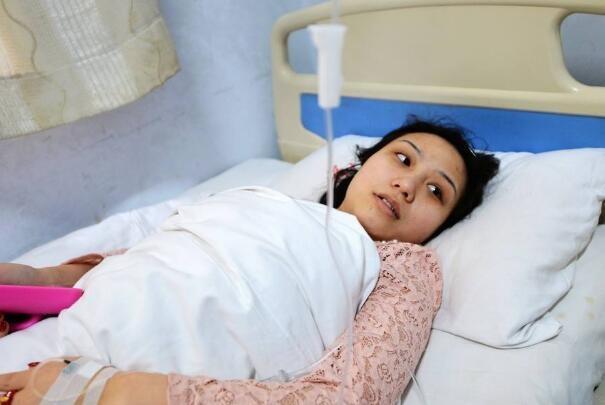 妻子便秘4周, 住进重症监护室, 医生无力回天, 丈夫跪求救治!