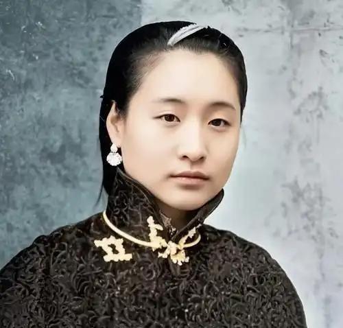 1916年，蔡锷病死了，小情人小凤仙参加完他的葬礼便消失了，直到1998年，她的