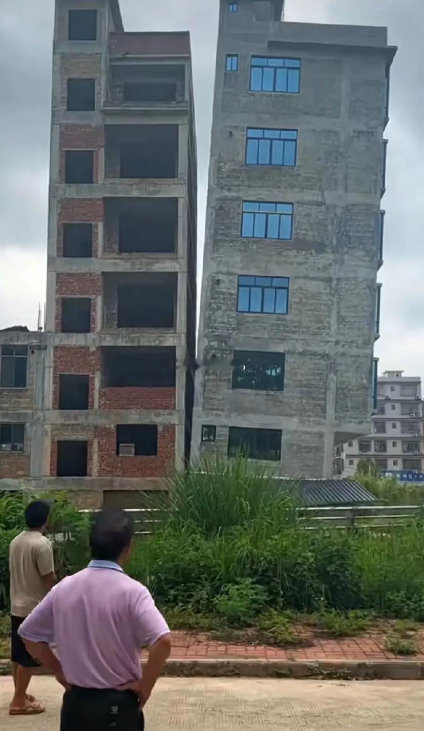 村里两家人新房建好后，就这样子，两帮师傅都坚称，他们建的房子没任何问题。可任何人