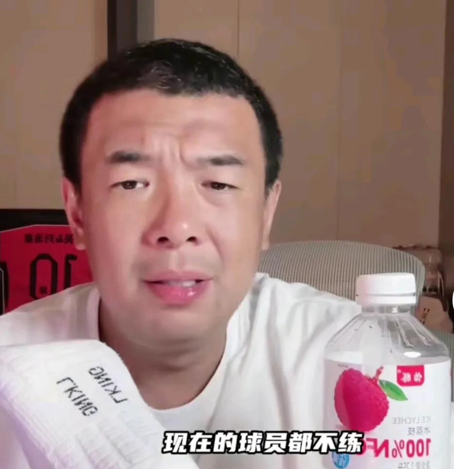 前国脚徐亮在直播时透露，现役国足队员就没有一个任意球水平好的。他坦言，以前举国