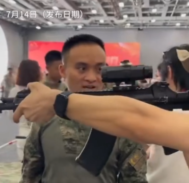 7月14日，山东舰香港开放日，有个人在枪械展台前摆弄枪支，动作特别专业，还带着美