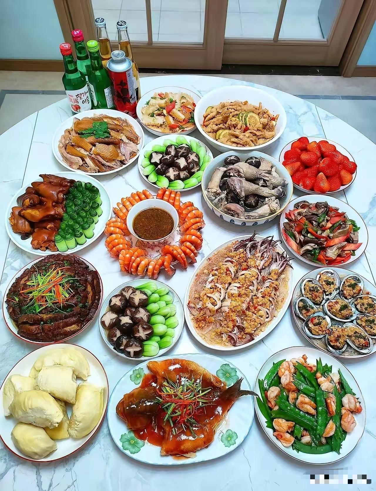 这个漂亮年夜饭值99分，青菜香菇不是上重了，而是凑够十六道菜，图个双数吉利，16