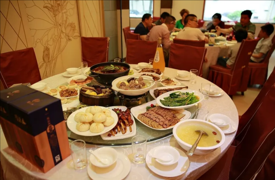 限酒令是一种政治正确。目前来看，各层次解读不一样，大家都抱着“与其多一事不如少一