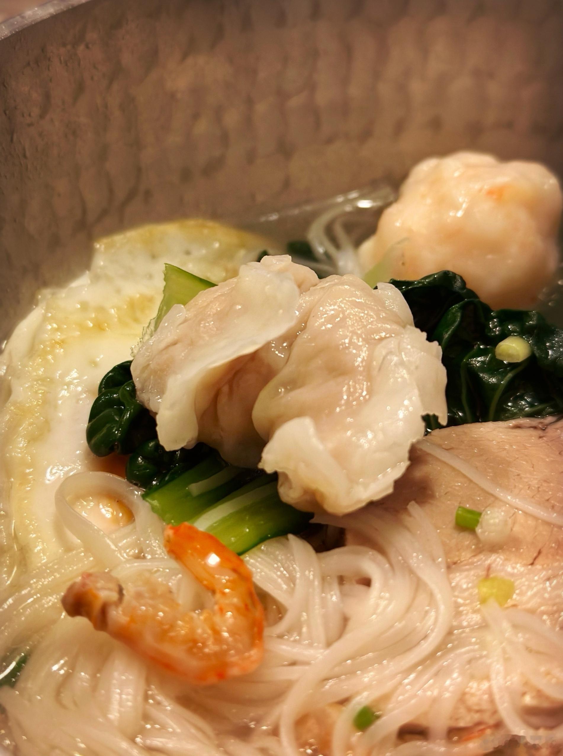 潮汕人会调理食材，鱿鱼、虾、魚、牛肉、猪肉，粗斩细碾，敲敲打打；鱼虾搅打上劲，魚