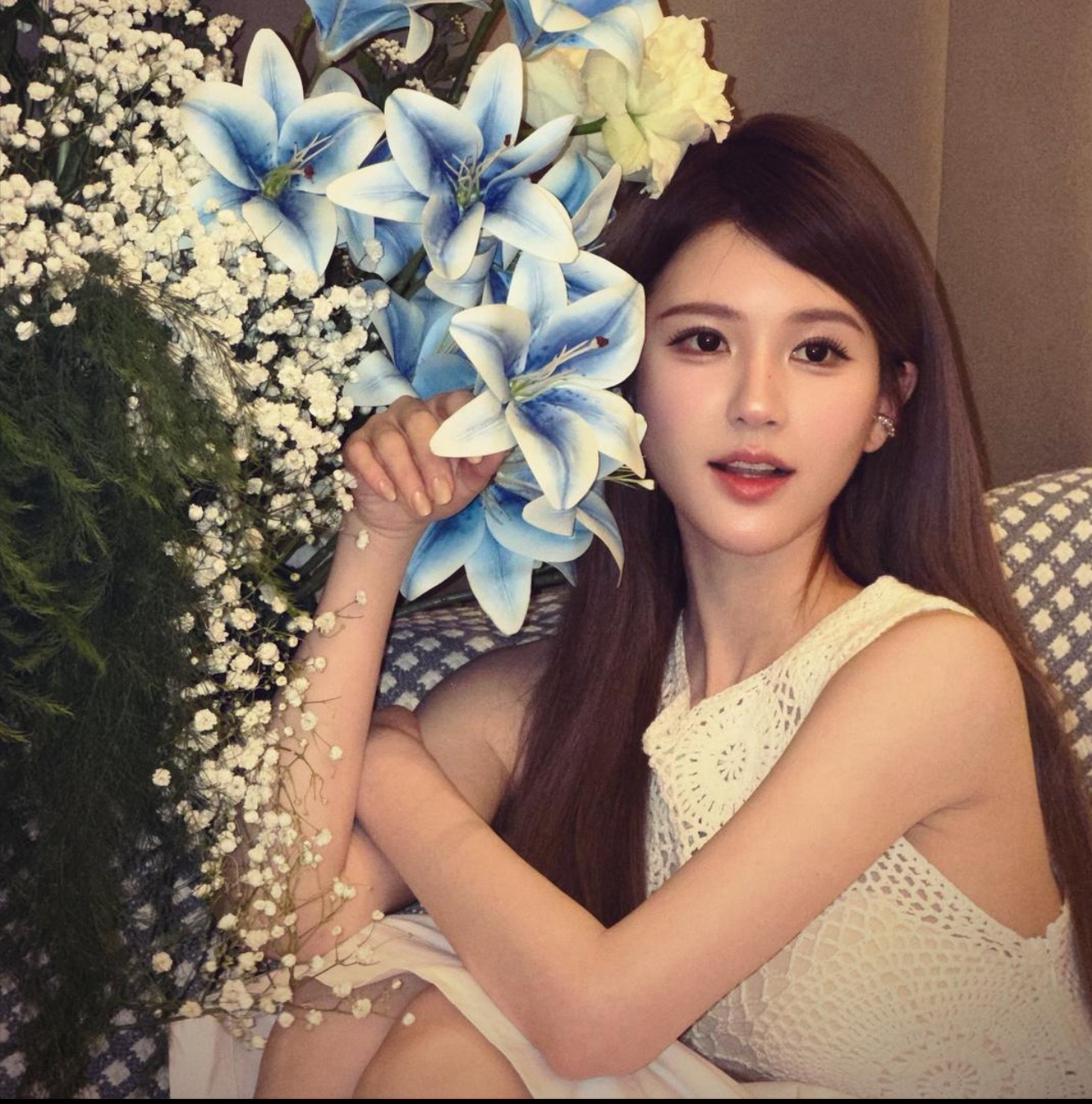 赵露思抖换头像了，这张拍得好漂亮，像一个精致的洋娃娃…