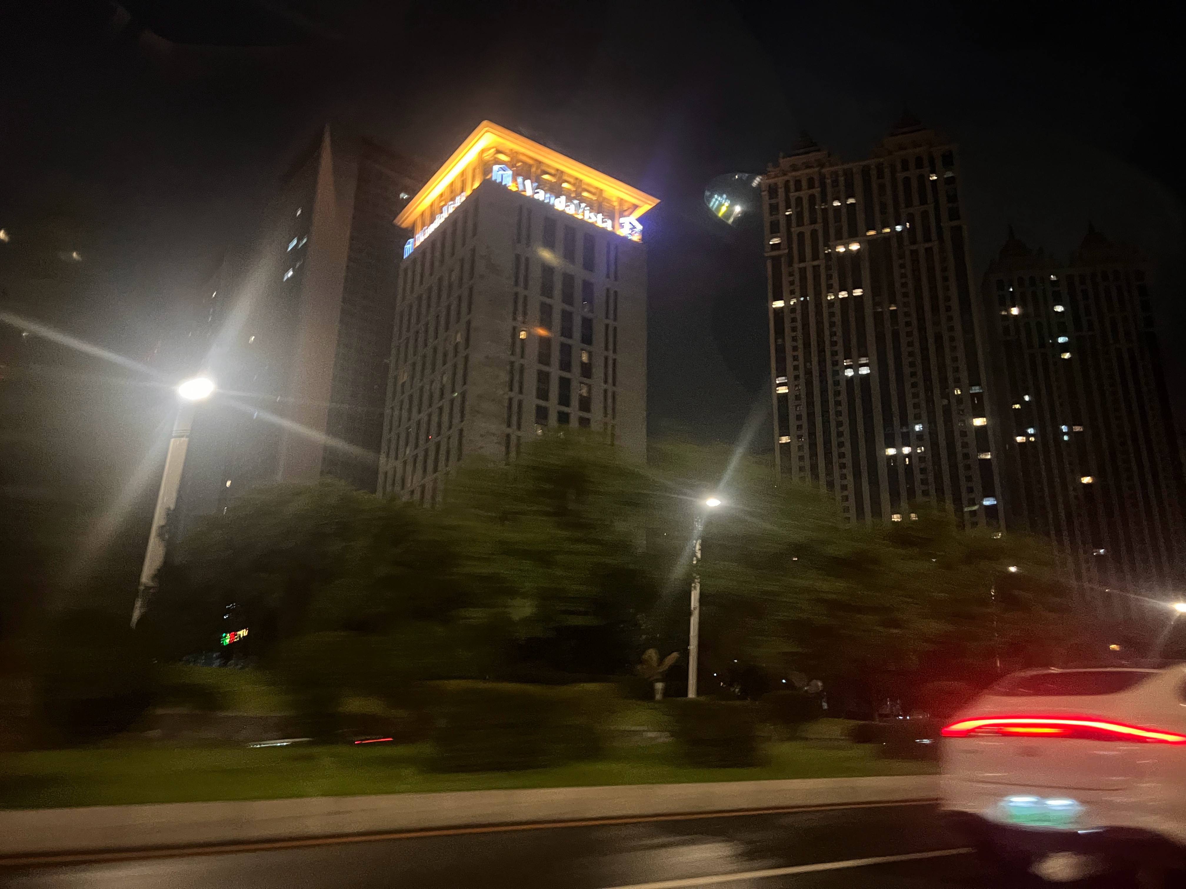 此刻，我和姑姑坐着闺蜜小弟的车，一起去机场。本来我们不用去，但在医院等着也是等着