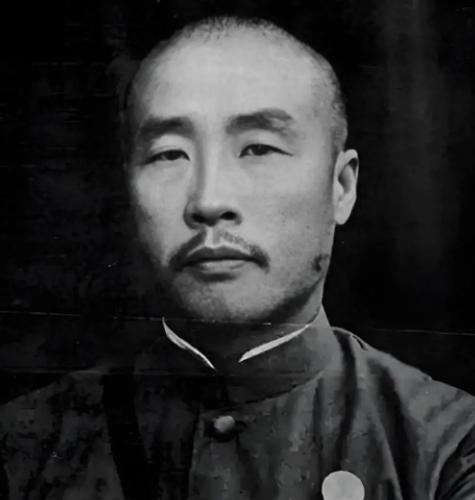 1932年，韩复榘看上了济南“红灯区”的妓女红菊花，想让美人自动上钩,就邀红菊花