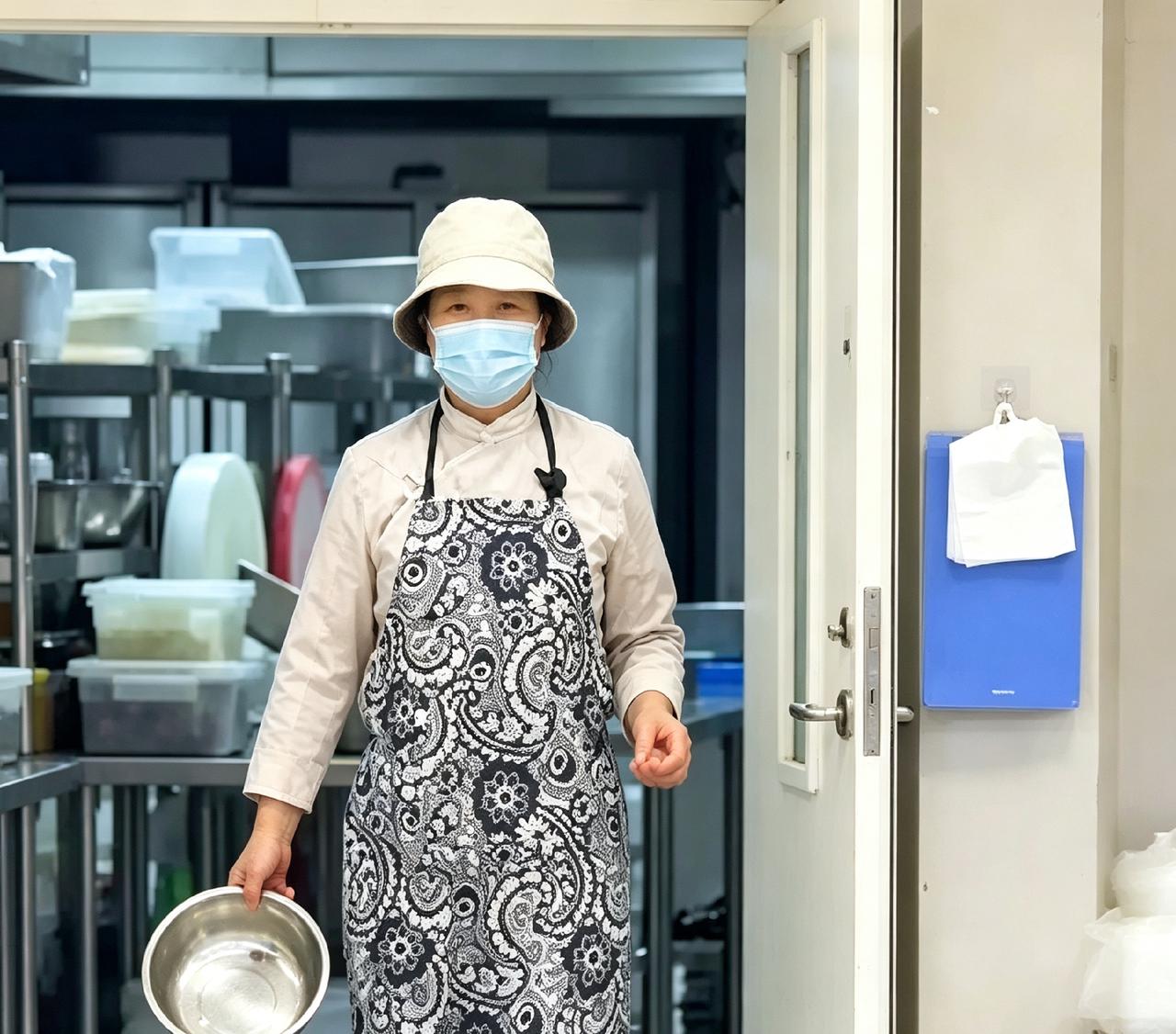 刷到刘强东母亲在食堂后厨忙活的照片，老太太戴着口罩系着围裙，端盆洗碗包饺子，穿着