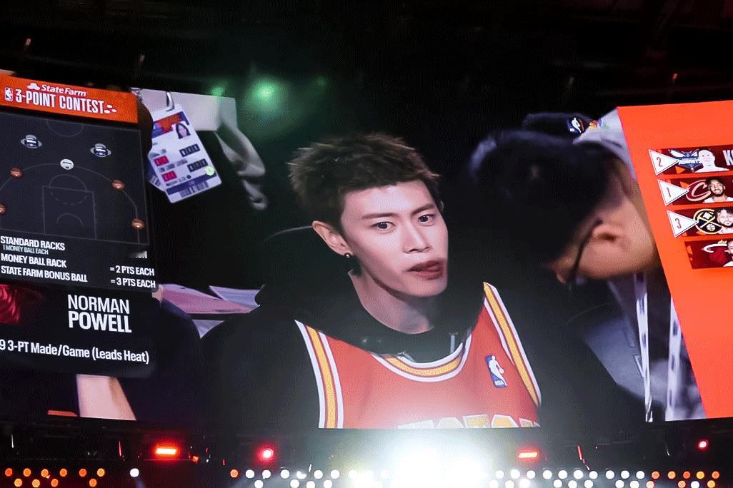 哎呀妈呀！这大过年的，你随便一个动作咋这么迷人呢！这大晚上