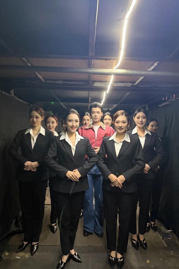 岳云鹏西安演唱会，男模换成了女模，岳云鹏嘴角上扬，估计是彻底懂了郭麒麟那句，爸爸