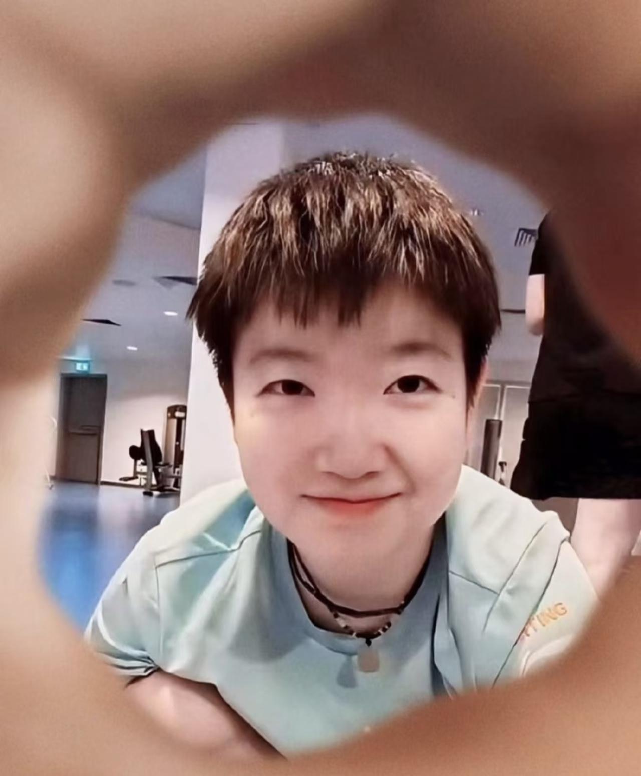 这样的莎莎甜齁了！莎莎：“宁姐，送你朵花。”丁宁：“我不吃这套，等你回来。”