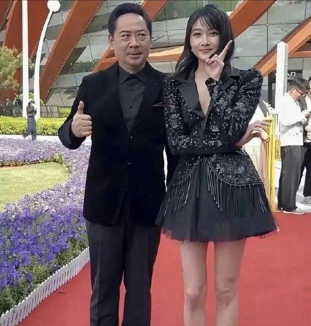 关晓彤这下都头大了，是躲好呢还是不躲好呢​​​