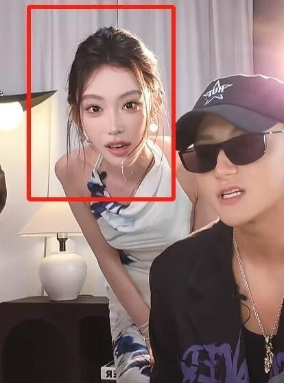黄子韬：“和她聊天太危险了，我要和我老婆说一声，以后不要和她聊天。”近日，黄子