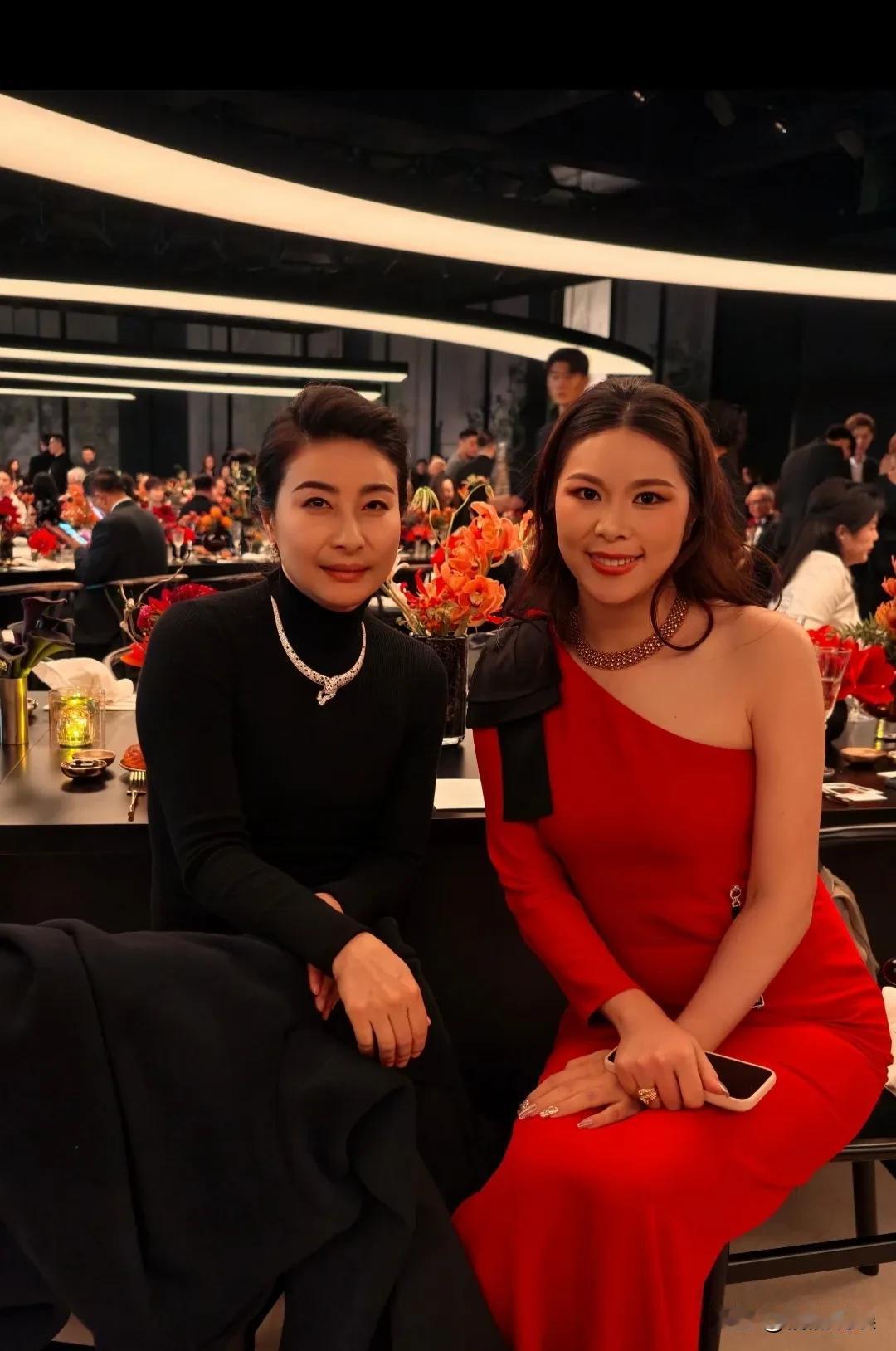 郭晶晶真是个神奇的存在，朴素时可以低到尘埃，高贵时惊艳众人、光芒四射！她参加北