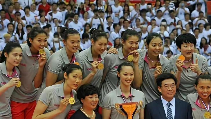说实话，望着这张2015年中国女排的亚锦赛冠军合影，心里不是滋味。整整十一年了。照片里的人，现在数下