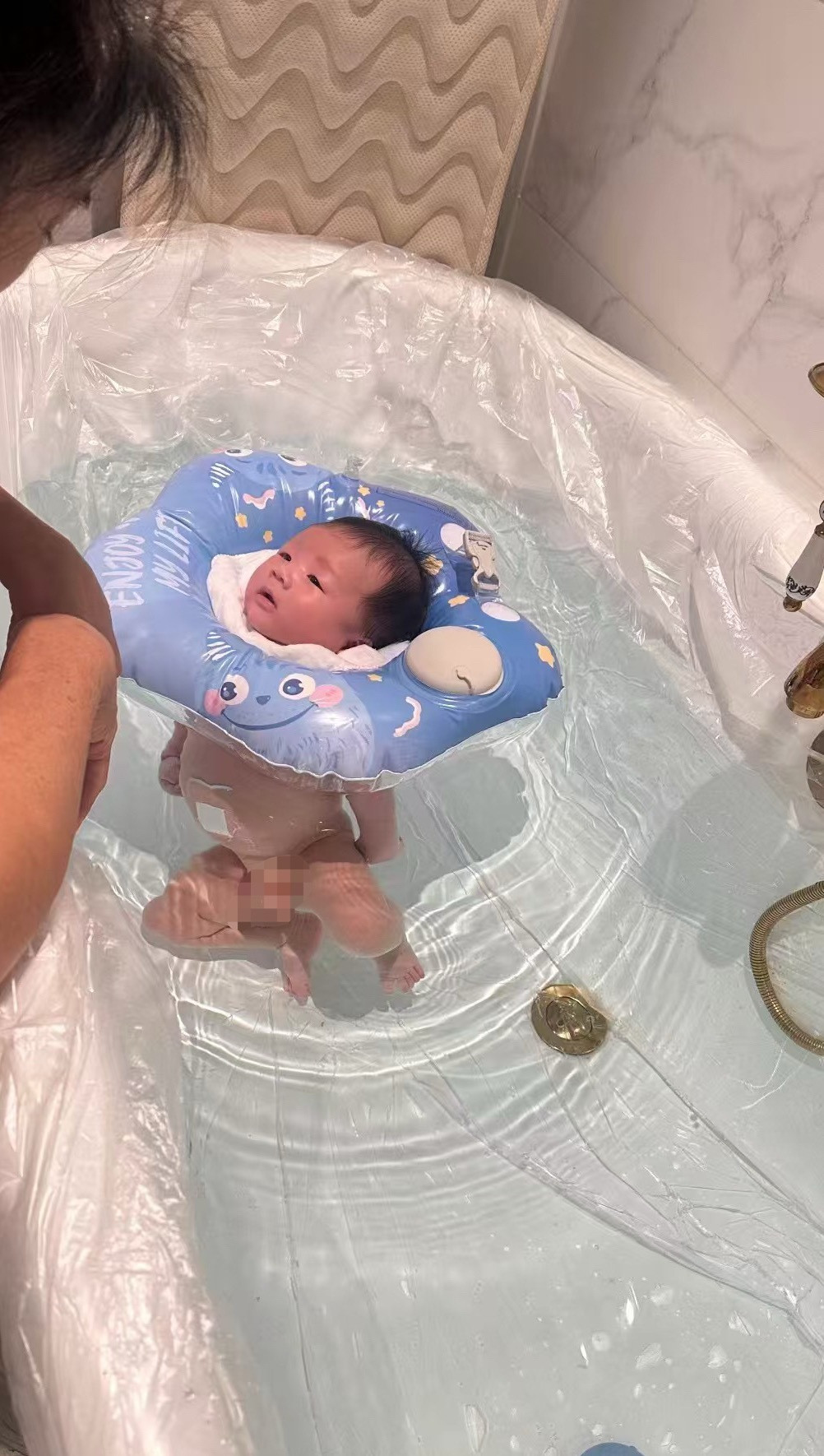 他现在还小，我盼着他长大，又舍不得他太快长大。也许等他成了大人，他也会舍不得我变
