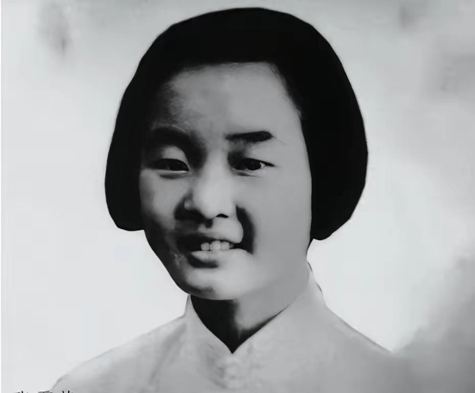 1941年监狱长一脸淫笑，解开衣扣，扑向一年轻漂亮的女囚。哪料3天后他竟吓得面色