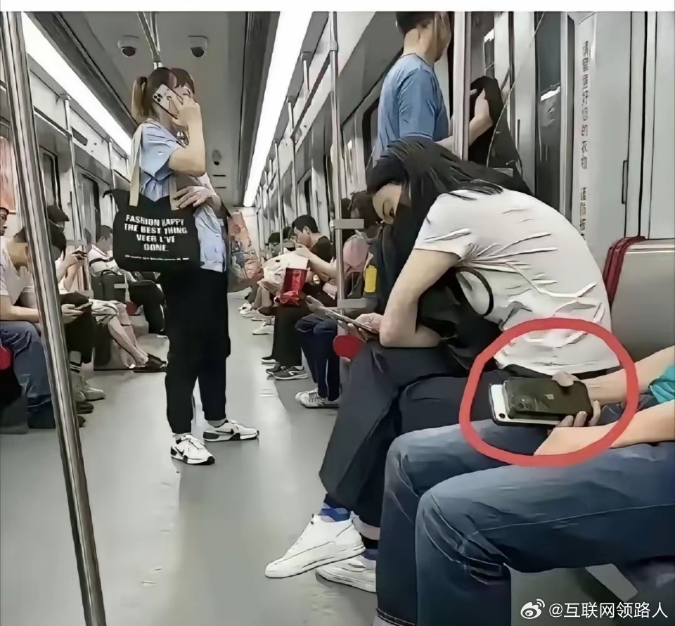 地铁上看到的，这是在装b嘛为啥有人宁愿带俩手机，也不用双卡呢？​​​
