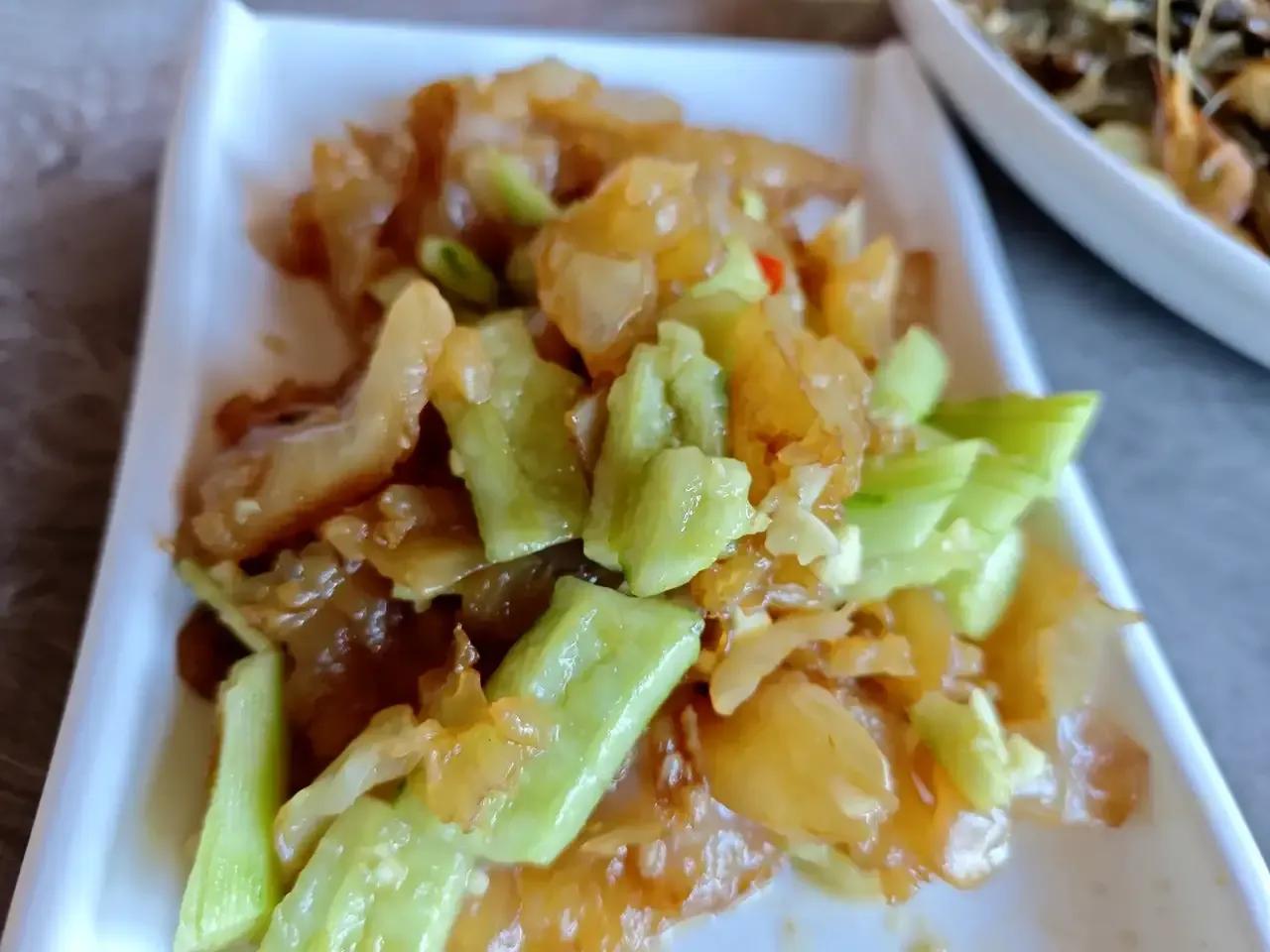 秋天来了，可阳光依然是那么的炽热，在炎热的天气里吃点什么能够爽口呢？当然是黄瓜凉
