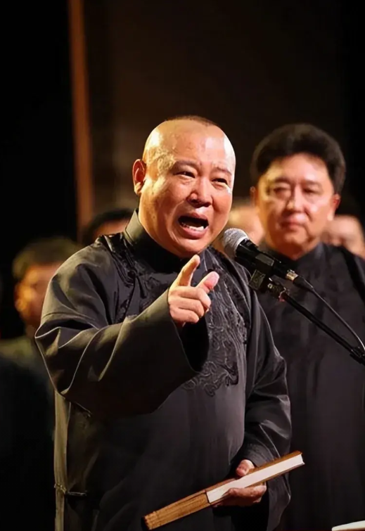没想到，原本以为郭德纲已经很厉害了，没想到于谦比他还厉害。这么多年，郭德纲屡受