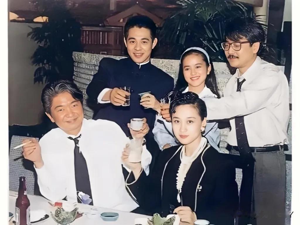 上世纪八十年代，蔡澜、李连杰、利智等人聚餐时的合影旧照，那时候的李连杰英气逼人，