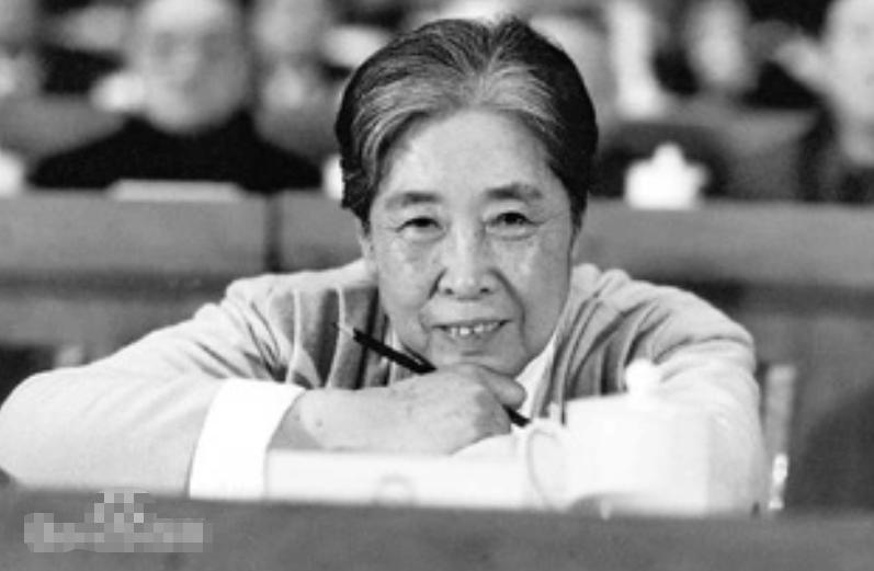 1949年刘少奇头一回去拜见岳父岳母，吃饭时顺口讲了句话惹出麻烦，王光美当时脸上