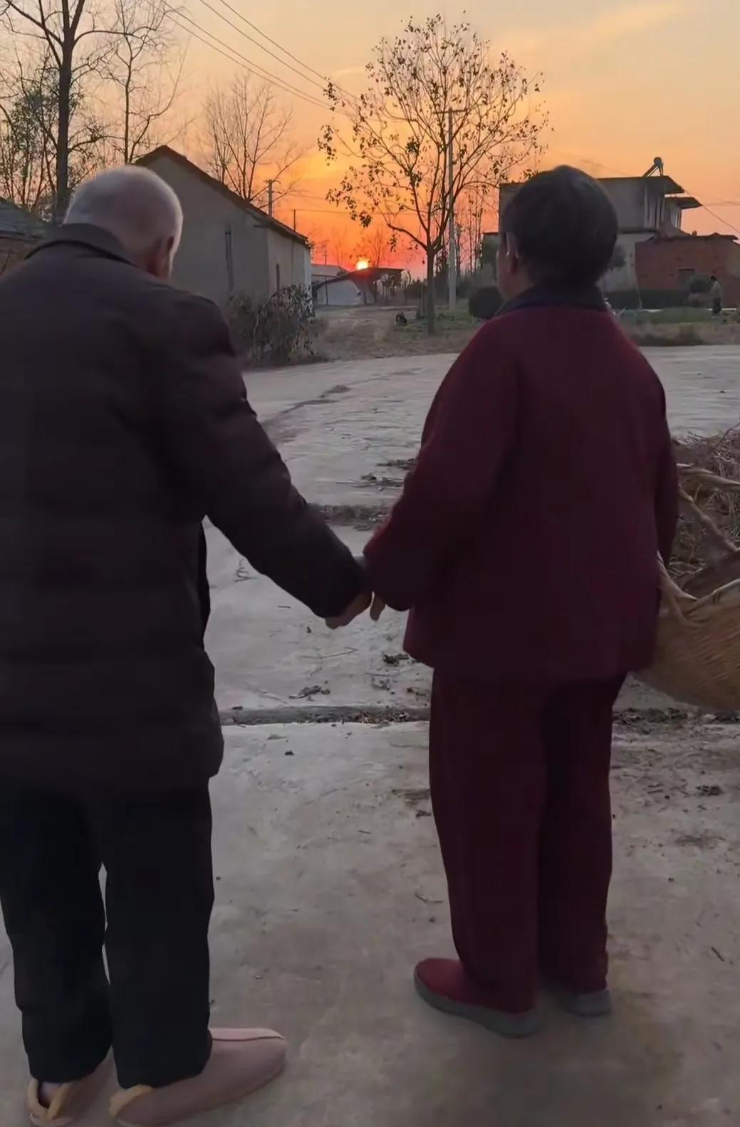 终于盼到孩子放暑假了，本来是一件快乐的事情，可以回家陪陪父母，孝敬孝敬老人，可烦