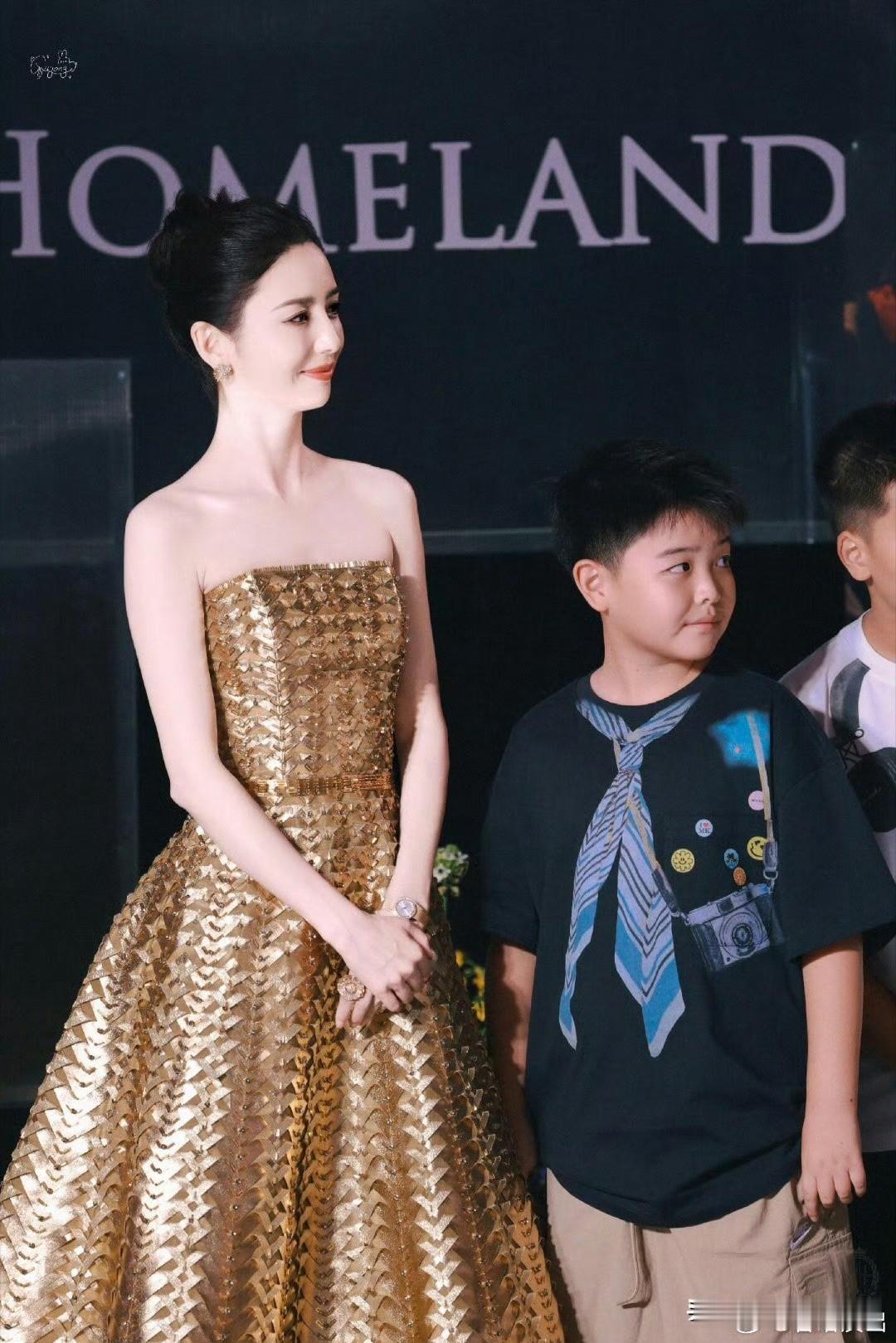 佟丽娅我终于找到她离婚了，前公公还能听她安排，见面就笑得合不拢嘴的原因了。不是