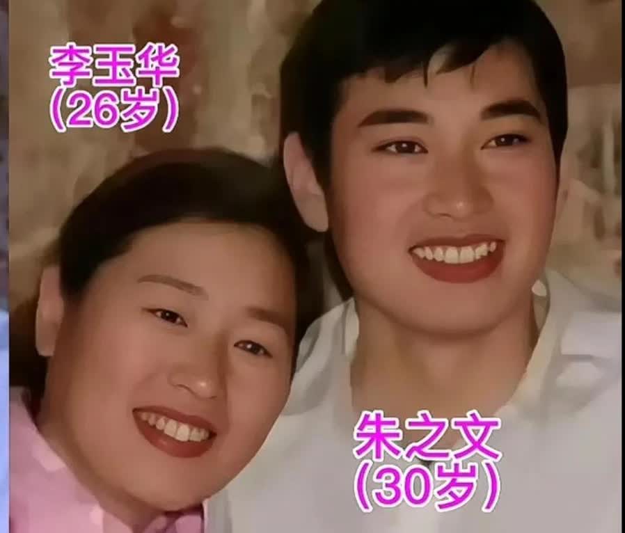 该说不说，年轻时的大衣哥也是小鲜肉一枚！众所周知，大衣哥成名于2011年