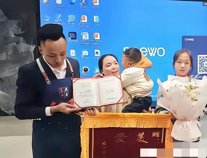 近日！贵阳一3岁男童走失，11岁女孩买糖哄去派出所，男童父母到其学校送终身免费牛