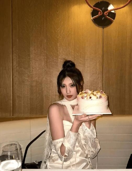 冯导和养女徐朵的事上了热搜，好奇查了下才发现，这姑娘在冯家是真的受宠！十九岁