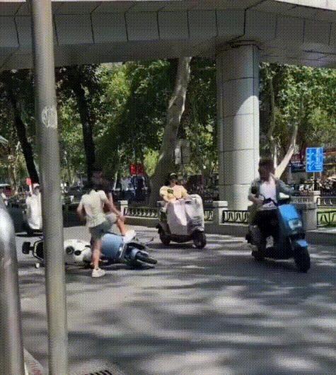 女生骑着电动车直接撞向男友小腿，车轮碾过脚面，连扇三个耳光，男生扶着车一动不动，
