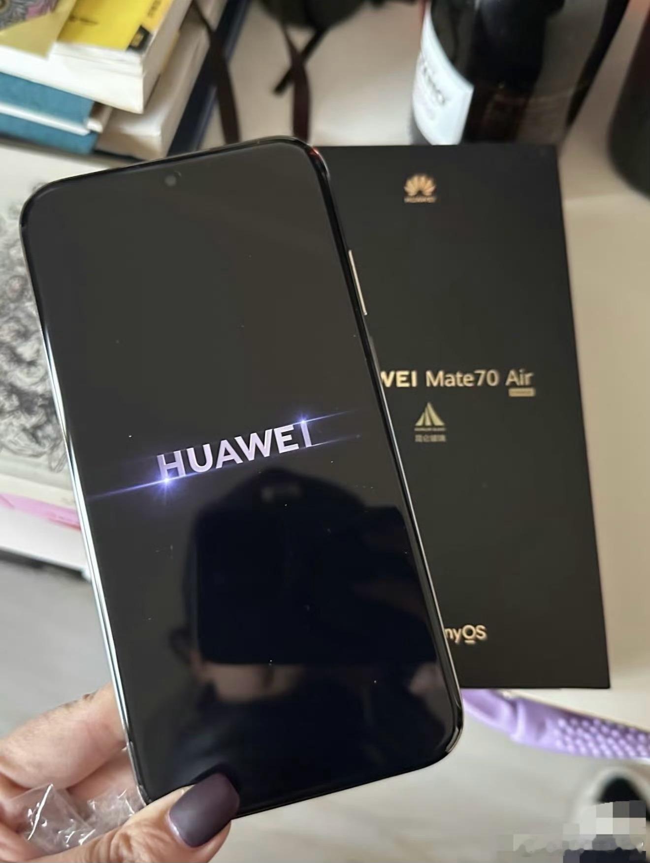 哇喔，疑似华为Mate70Air真机曝光，可以看到几个信息点，据说屏幕尺寸6.