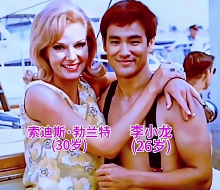 1966年，好莱坞《青蜂侠》片场。26岁的李小龙被一位金发女演员拥抱。他