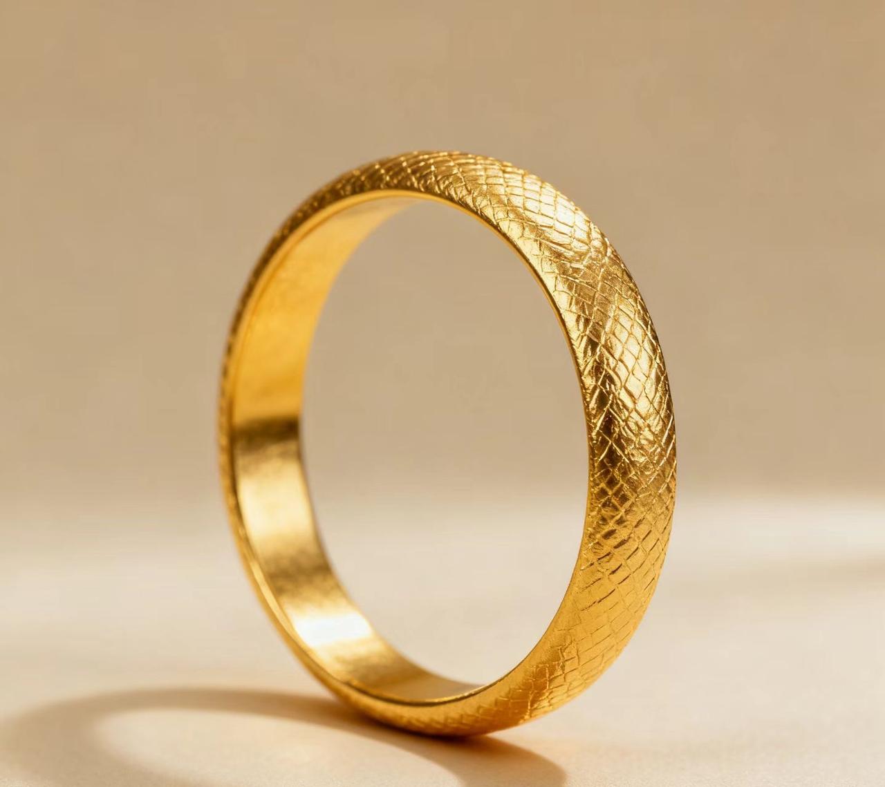 今天黄金下跌了，国际金价945每克，比昨天跃了每克十多元。昨天我朋友由于急用