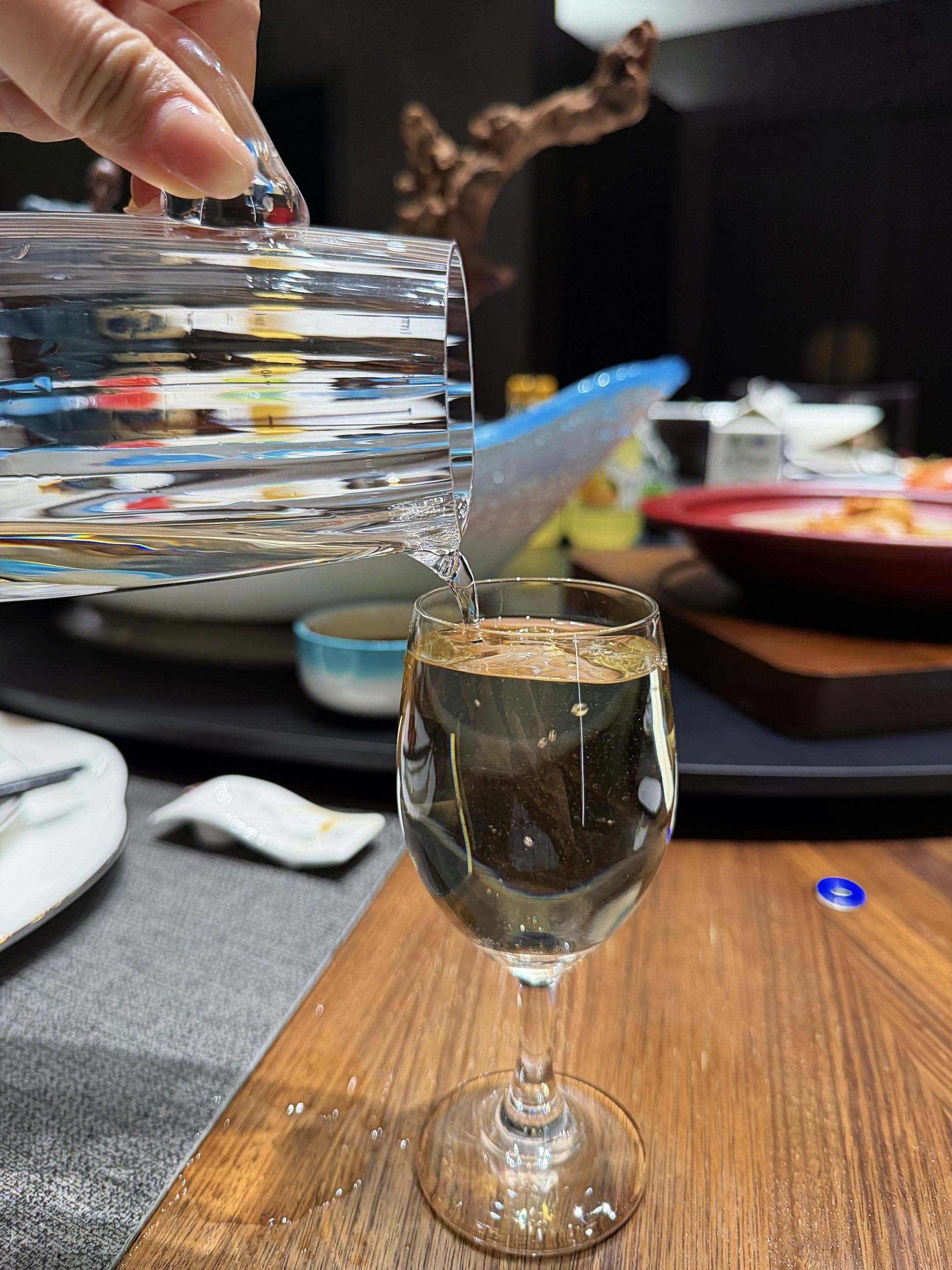曾经我也是滴酒不沾，如今也学会了端起酒杯，后来才知道，能释放情绪的，不...