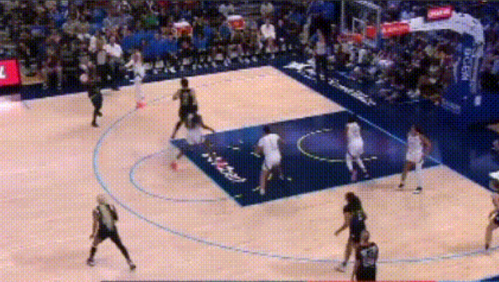 “小宝“李月汝一袭黑衣黑丝袜，真的太美了！北京时间7月28日，WNBA常规赛飞