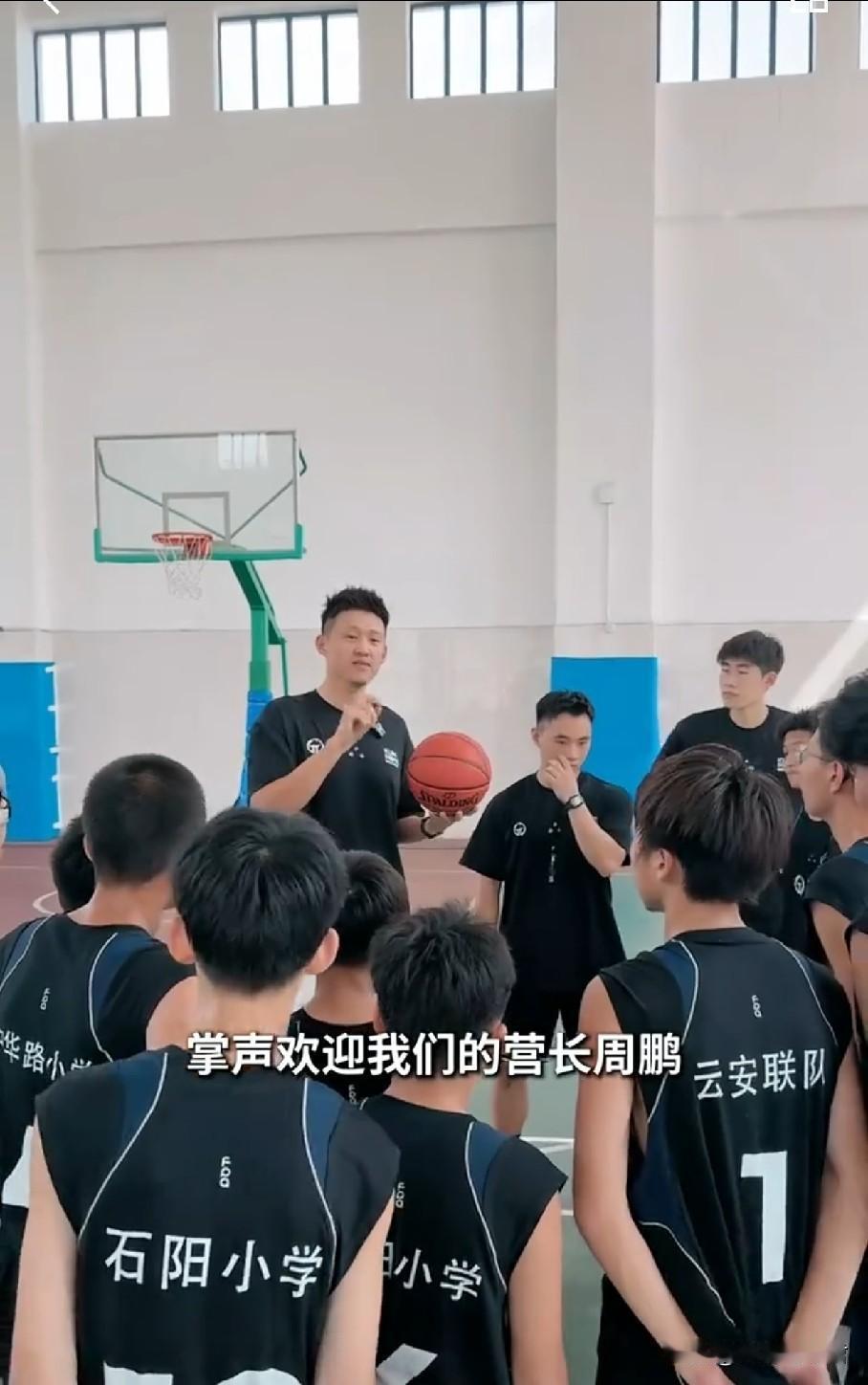 陈海涛收到建议！今天早上，周鹏分享个人动态视频！这位广东男篮前队长与关辛一起去