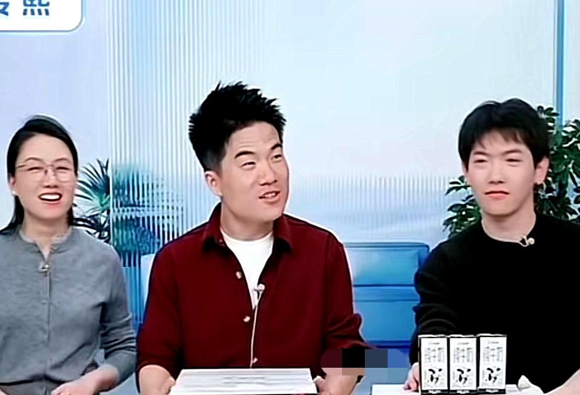 成年人职场里最顶级的安全感，往往披着互相揭短的外衣。3月5日的直播间，董宇