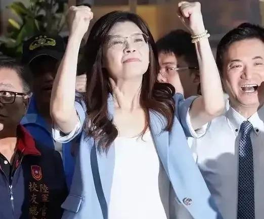 为什么被看好的郑丽文突然说要拜访高市早苗？我认为有以下几点原因:1，国民党党