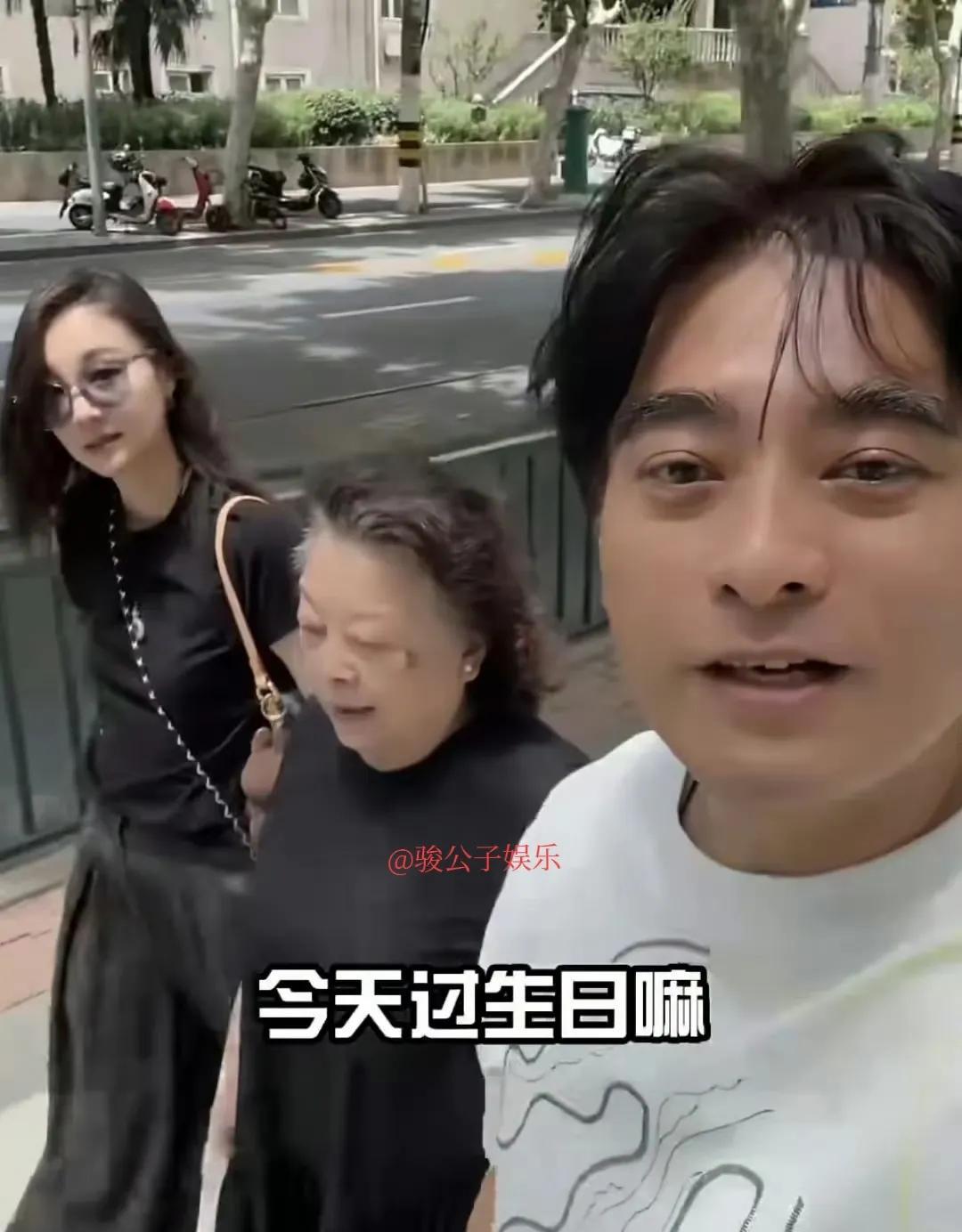49岁生日当天，演员陈龙带着妈妈和妻子来到一家小餐馆，一起享用四块钱一碗的冷面，