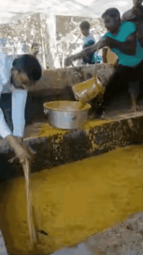 知道的是印度人在办酒席，不知道还以为是在掏粪坑。[捂脸哭]但人家照样吃得有滋有