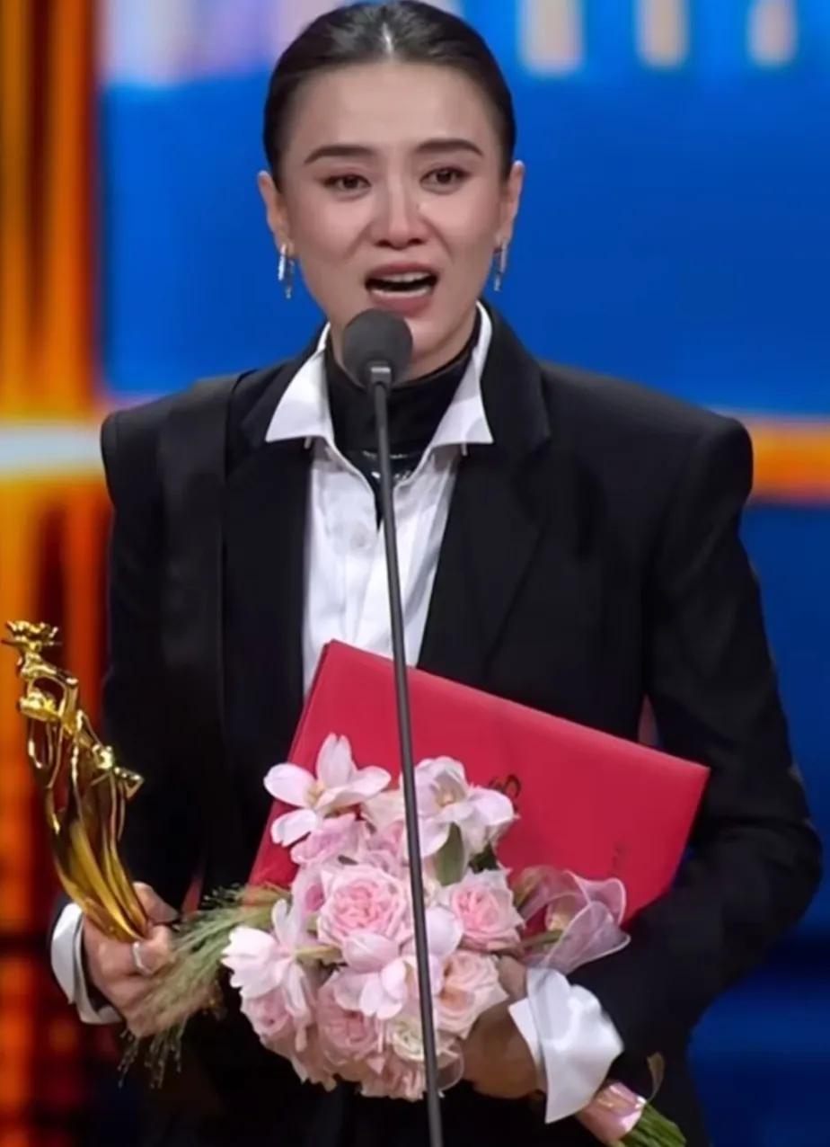 关于宋佳，我发现一个规律，那就是只要她出席活动，她一定梳着大光明发型。
