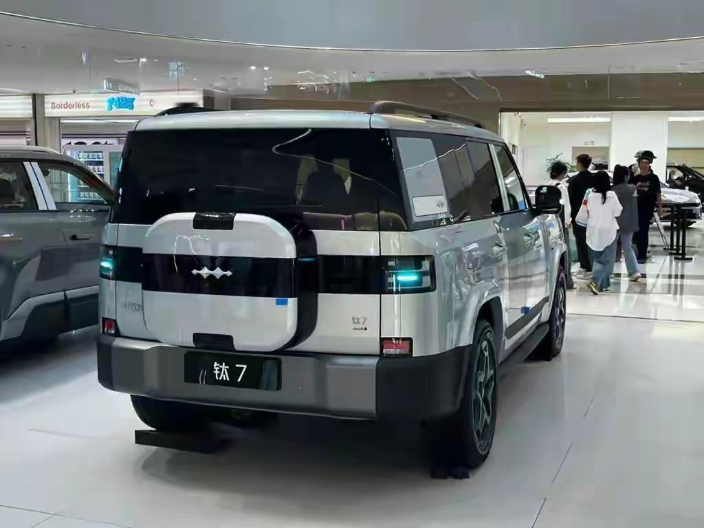 前天去高铁站接人，门口堵着三辆钛7。我朋友摇下车窗就一句：“这车到底好在哪？