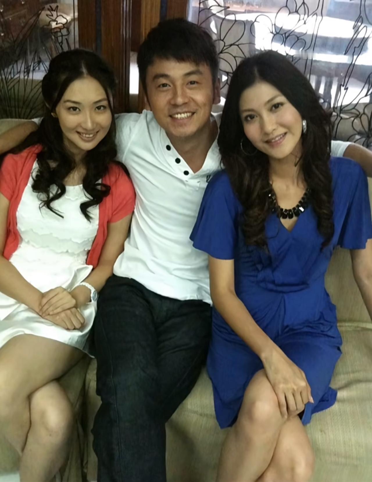 2010年，雷佳音在电视剧《回家的诱惑》剧组，与右边的李彩桦，左边的涂黎曼合影。