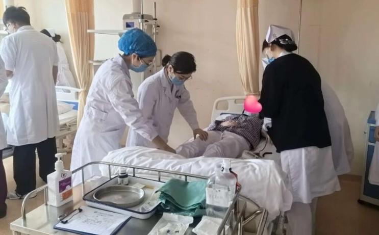 8月7日报道陕西西安，一女子被家猫抓出血，全程规范打完疫苗、伤口快速结痂后本以为