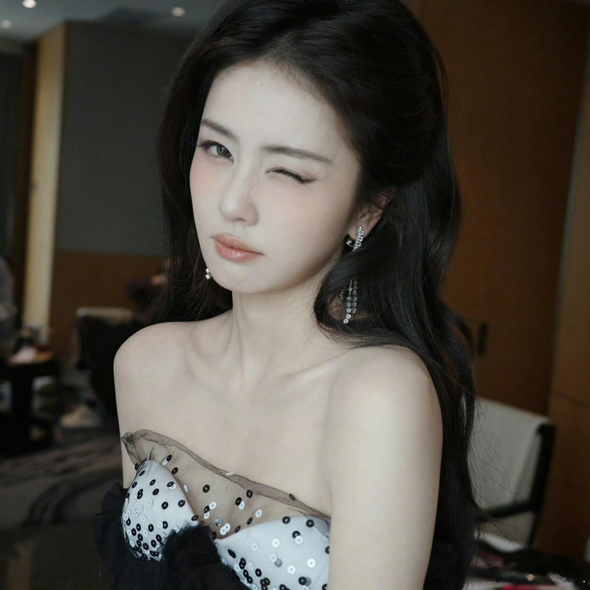 闵塔鲨给白鹿准备的裙子白鹿完美演绎，穿🉐特别好看，主要是人美身材好，轻松驾驭