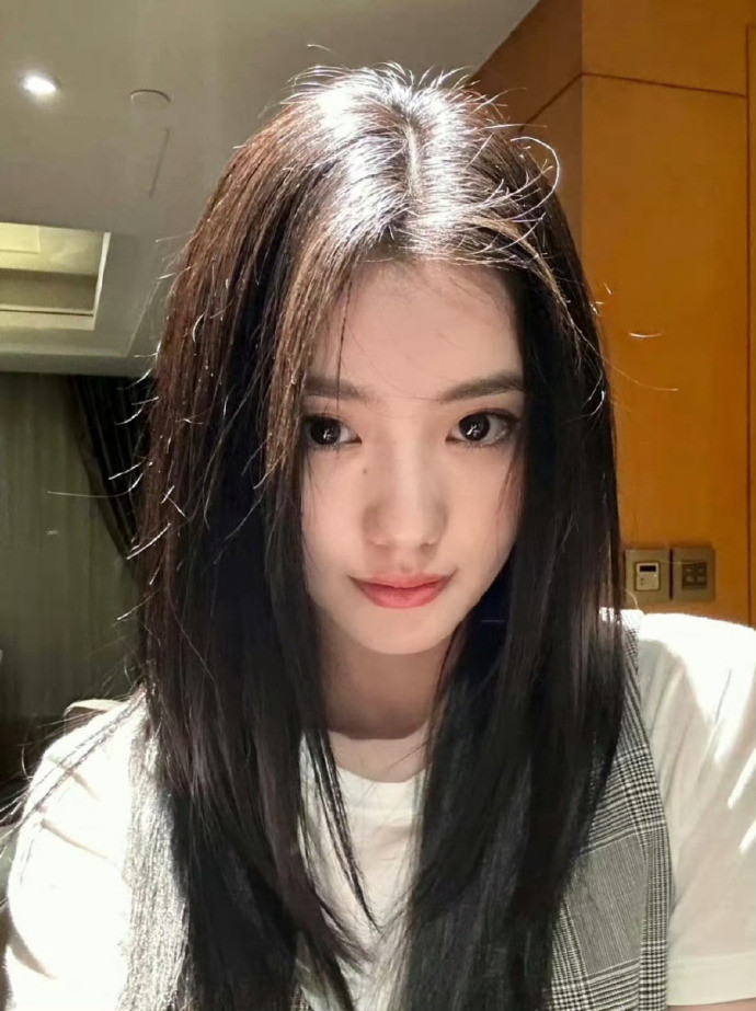 大胆开麦，真美女无需网感妆加持，刘浩存越素雅，原生颜值越亮眼。​​​